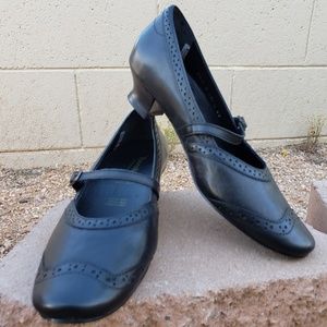 Sensible shoe black leather stretchable Mary Jane